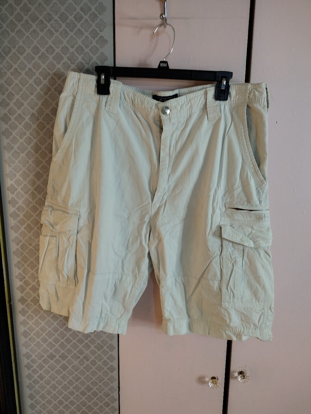 Light Cream Men's Cargo Shorts with Multiple Pockets